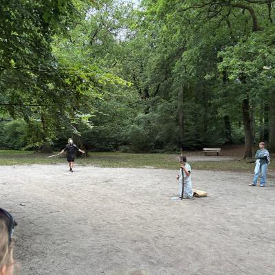 Deelnemers spelen een spel op het zandveld