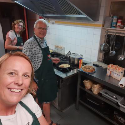 Keukenmedewerker in de kampkeuken