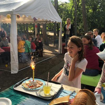 Deelnemers aan tafel onder een partytent