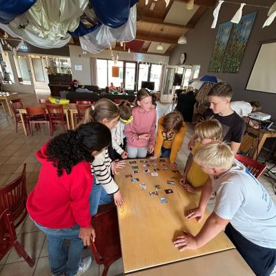 Kinderen knutselen aan tafel