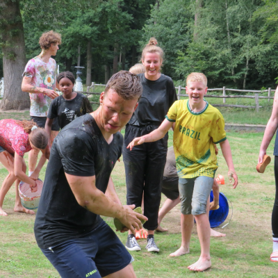 Deelnemers spelen een spel op het grasveld