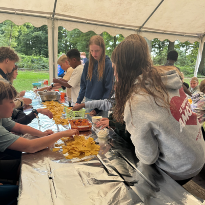 Deelnemers aan tafel in de partytent