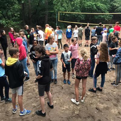 Deelnemers verzamelen zich op het zandveld