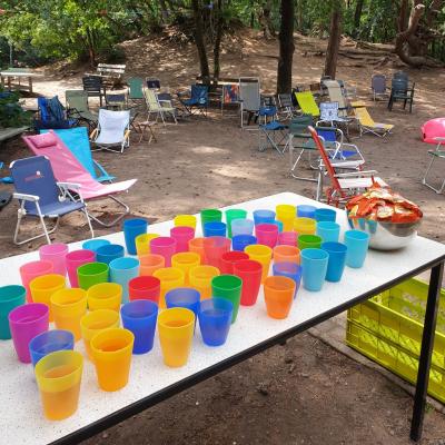 Gekleurde bekers op tafels onder de vlaggetjes