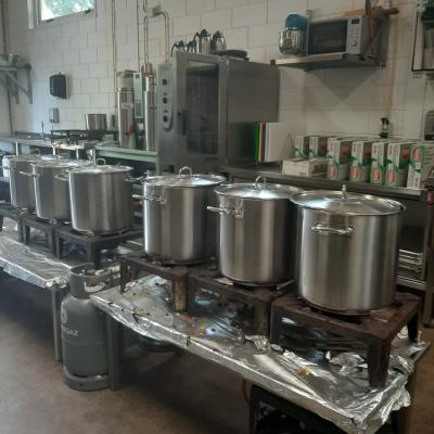 Grote pannen in de kampkeuken
