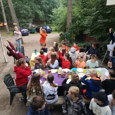 Deelnemers aan lange tafels op het terrein