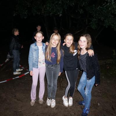 Deelnemers poseren in het donker