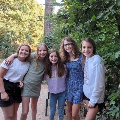 Groepje meisjes poseert bij de bosrand