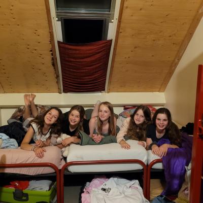 Deelnemers op stapelbedden in de slaapzaal