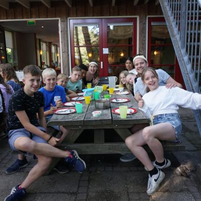 Deelnemers aan een tafel op het terras