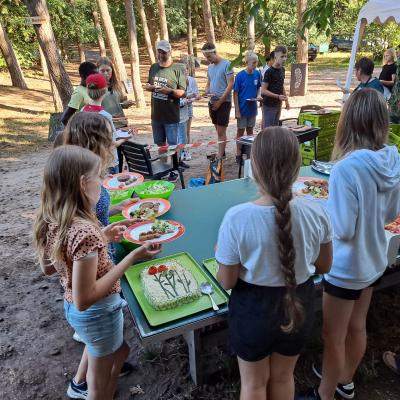 Deelnemers spelen een spel met een spelbord