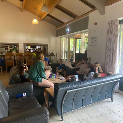 Deelnemers aan tafel in het kampgebouw