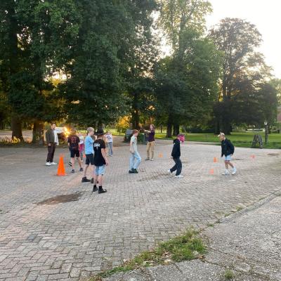 Deelnemers spelen een spel op een zandpad