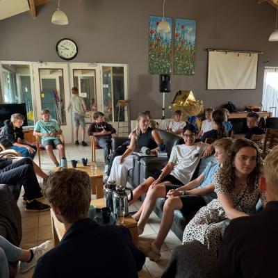 Deelnemers kijken naar het programma in de zaal