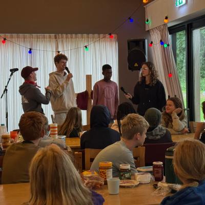 Deelnemer spreekt de groep toe in de zaal