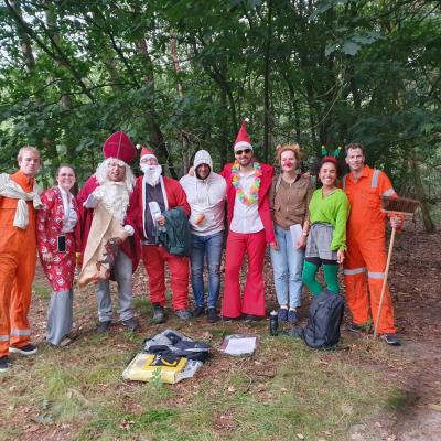 Verklede deelnemers poseren in het bos