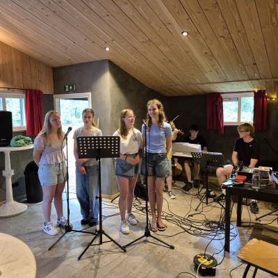 Muziekteam speelt in de zaal