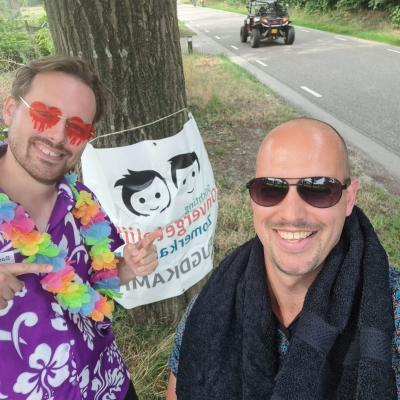 Kampleiding maakt een selfie met verkleedkleren