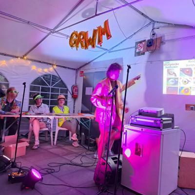 Muziekteam speelt in een tent met neonverlichting
