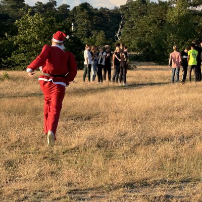 Deelnemer rent over de heide