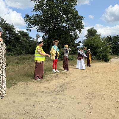 Deelnemers lopen over de zandvlakte