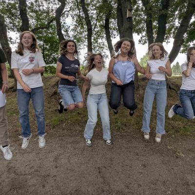 Deelnemers springen op het grasveld