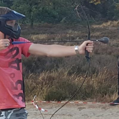 Deelnemer boogschiet op de heide