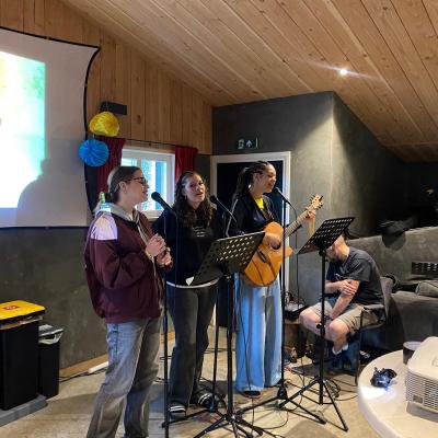 Muziekteam speelt in de zaal