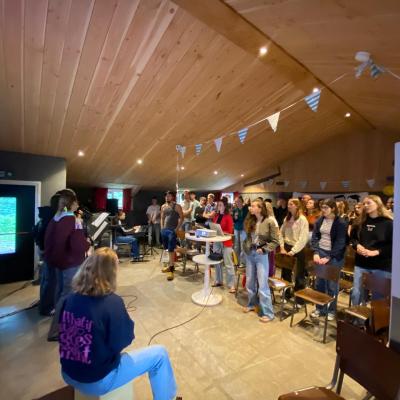Deelnemers in de zaal tijdens het avondprogramma