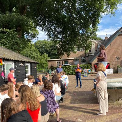 Deelnemers verzamelen zich op het terrein