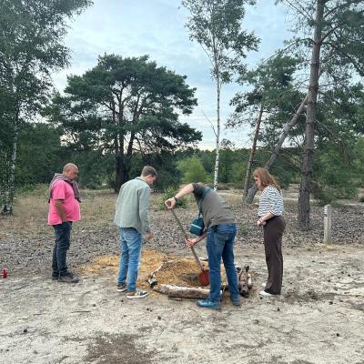 Deelnemers spelen een spel op de zandvlakte