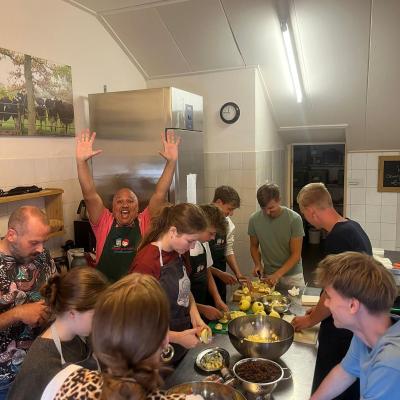 Deelnemers aan tafel tijdens het eten
