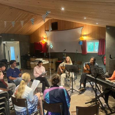 Muziekteam speelt in de zaal