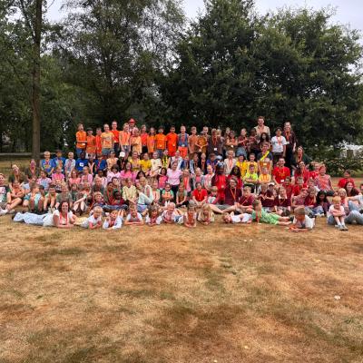 Grote groepsfoto van deelnemers op het grasveld