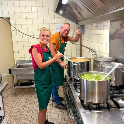 Keukenmedewerker bij de soeppan