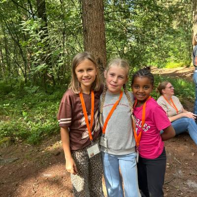 Twee deelnemers poseren in het bos
