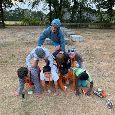 Deelnemers spelen in het zand