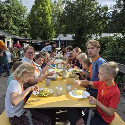 Deelnemers aan tafel tijdens het eten