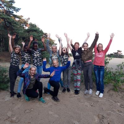Deelnemers juichen met de armen omhoog