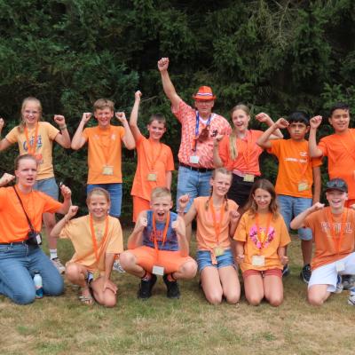 Groepsfoto van deelnemers in oranje shirts