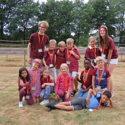 Groepsfoto van deelnemers in paarse shirts