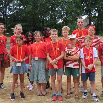 Groepsfoto van deelnemers in rode shirts
