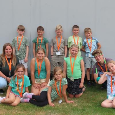 Groepsfoto van deelnemers in groene shirts