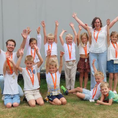 Deelnemers juichen op de groepsfoto