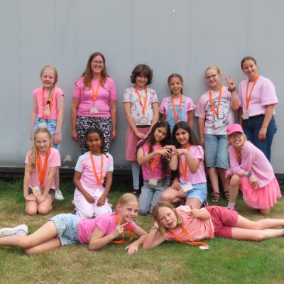 Groepsfoto van deelnemers in roze shirts