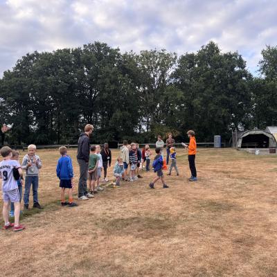 Deelnemers verzamelen zich op de zandvlakte