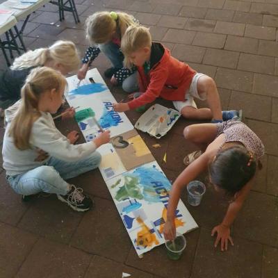 Kinderen knutselen op de grond