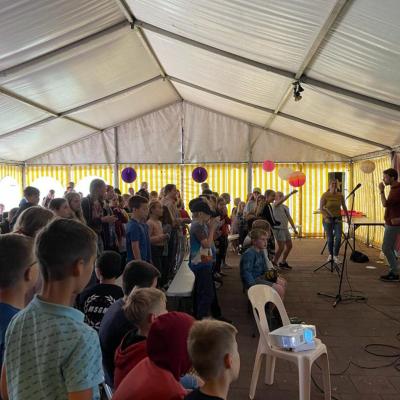 Deelnemers in de partytent tijdens het programma