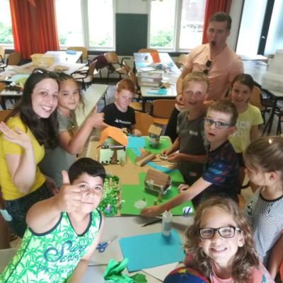 Kinderen knutselen aan tafel