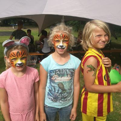 Kinderen met geschminkte gezichten